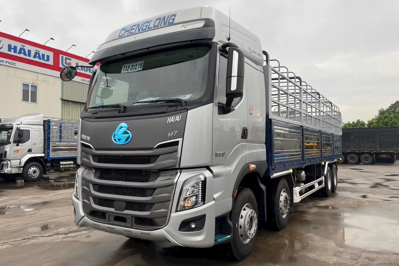 XE TẢI THÙNG 4 CHÂN CHENGLONG H7 8x4 400HP